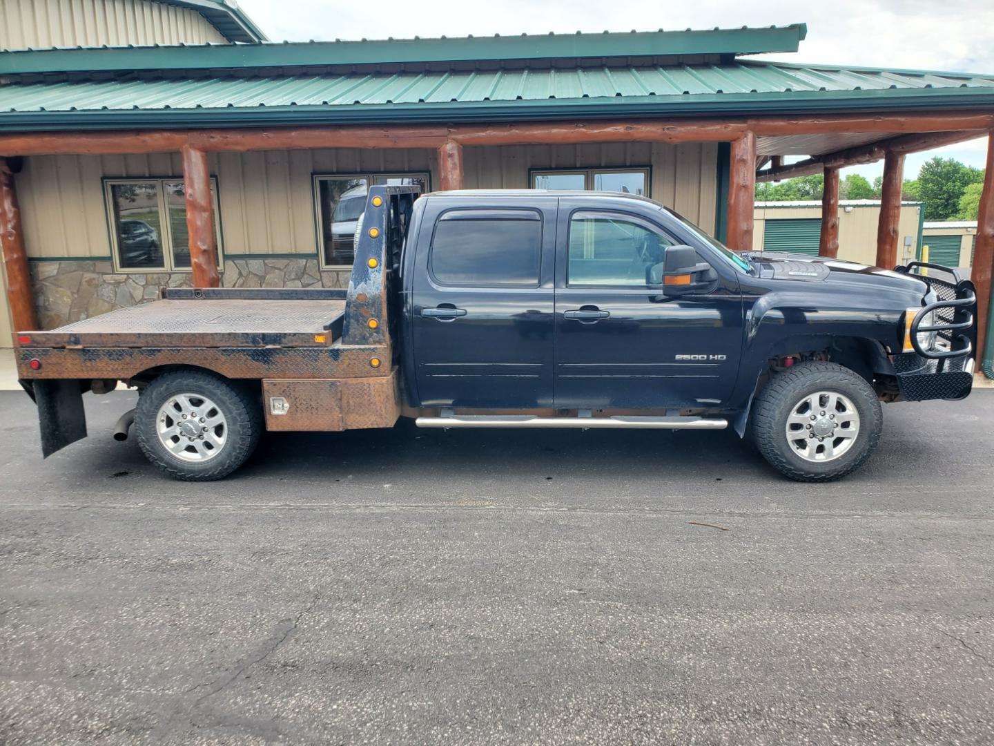 2012 Black Chevrolet Silverado 2500 HD LT (1GC1KXCG9CF) with an VORTEC 6.0L V-8 VVT SFI engine, 6-Speed Automatic, Heavy-Duty, Electronically Controlled transmission, located at 1600 E Hwy 44, Rapid City, SD, 57703, (605) 716-7878, 44.070232, -103.171410 - Photo#4