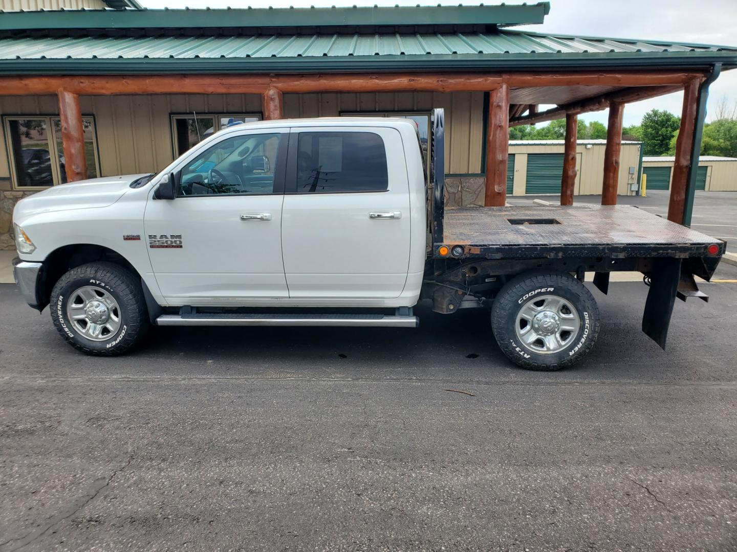 2018 White Ram 2500 HD SLT (3C6UR5DJ3JG) with an 6.4L Heavy Duty V-8 HEMI W/MDS engine, 6-Speed Automatic transmission, located at 1600 E Hwy 44, Rapid City, SD, 57703, (605) 716-7878, 44.070232, -103.171410 - Photo#2