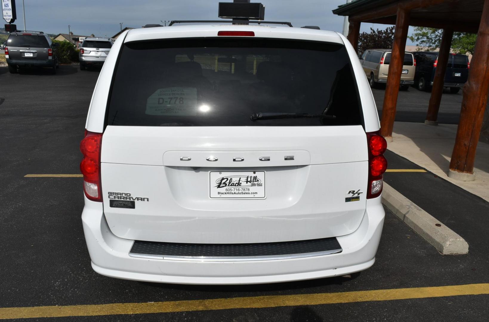 2016 White /Black Dodge Grand Caravan RT (2C4RDGEG2GR) with an 3.6L V6 24V VVT engine, 6-Speed Automatic transmission, located at 1600 E Hwy 44, Rapid City, SD, 57703, (605) 716-7878, 44.070232, -103.171410 - Photo#6