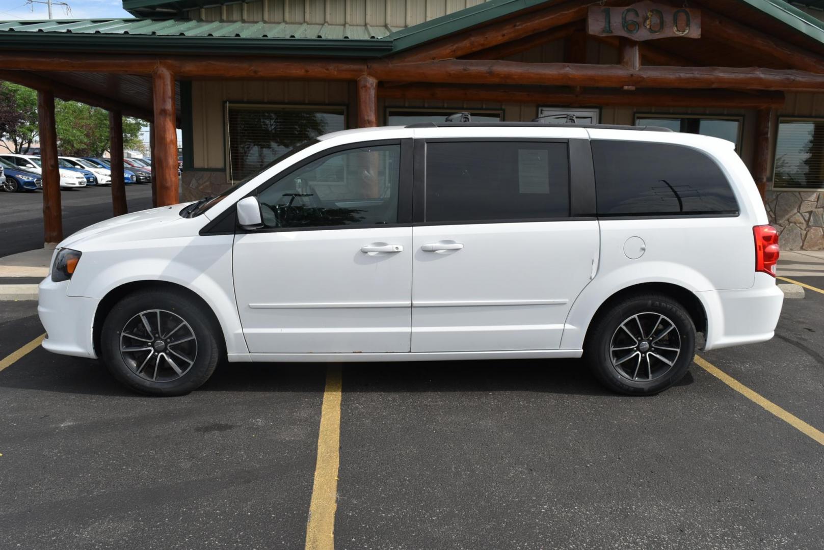 2016 White /Black Dodge Grand Caravan RT (2C4RDGEG2GR) with an 3.6L V6 24V VVT engine, 6-Speed Automatic transmission, located at 1600 E Hwy 44, Rapid City, SD, 57703, (605) 716-7878, 44.070232, -103.171410 - Photo#3