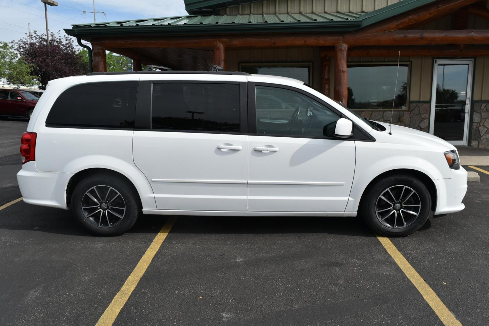 2016 White /Black Dodge Grand Caravan RT (2C4RDGEG2GR) with an 3.6L V6 24V VVT engine, 6-Speed Automatic transmission, located at 1600 E Hwy 44, Rapid City, SD, 57703, (605) 716-7878, 44.070232, -103.171410 - Photo#4